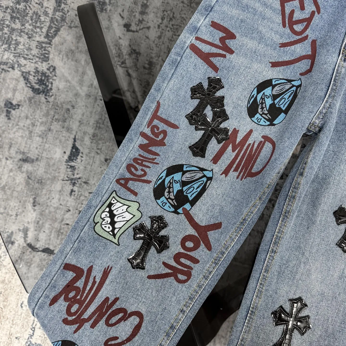 P240 Chrome hearts print stitching black leather classic washed jeans. Really restores the ultimate vintage texture. Three-dimensional version. Loose and comfortable, not picky on the figure. Looks taller and slimmer. Factory precision. Original factory quality control. Same style for men and women. Can be matched with couples. Versatile recommendation. Must-have jeans for all seasons. Fashionistas have been disappointed. From the quality selection of fabrics, the tailoring of details, and the matching of patterns, they are all impeccable! The upper body is so handsome when worn...it can be easily worn by men, women and children! The craftsmanship is made of heavy-duty washed pure cotton denim fabric. After washing, it is soft and thick. It is very stylish when worn on the body. Color: blue Size: 28 30 32 34 36